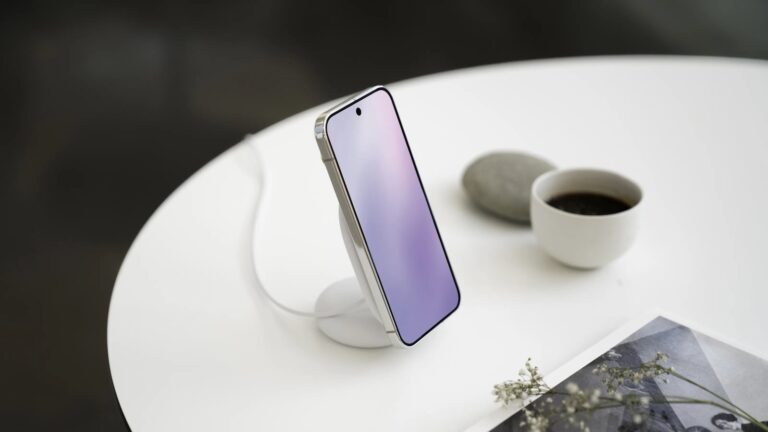 Pixelsnap-Charger-with-Stand-01.jpg