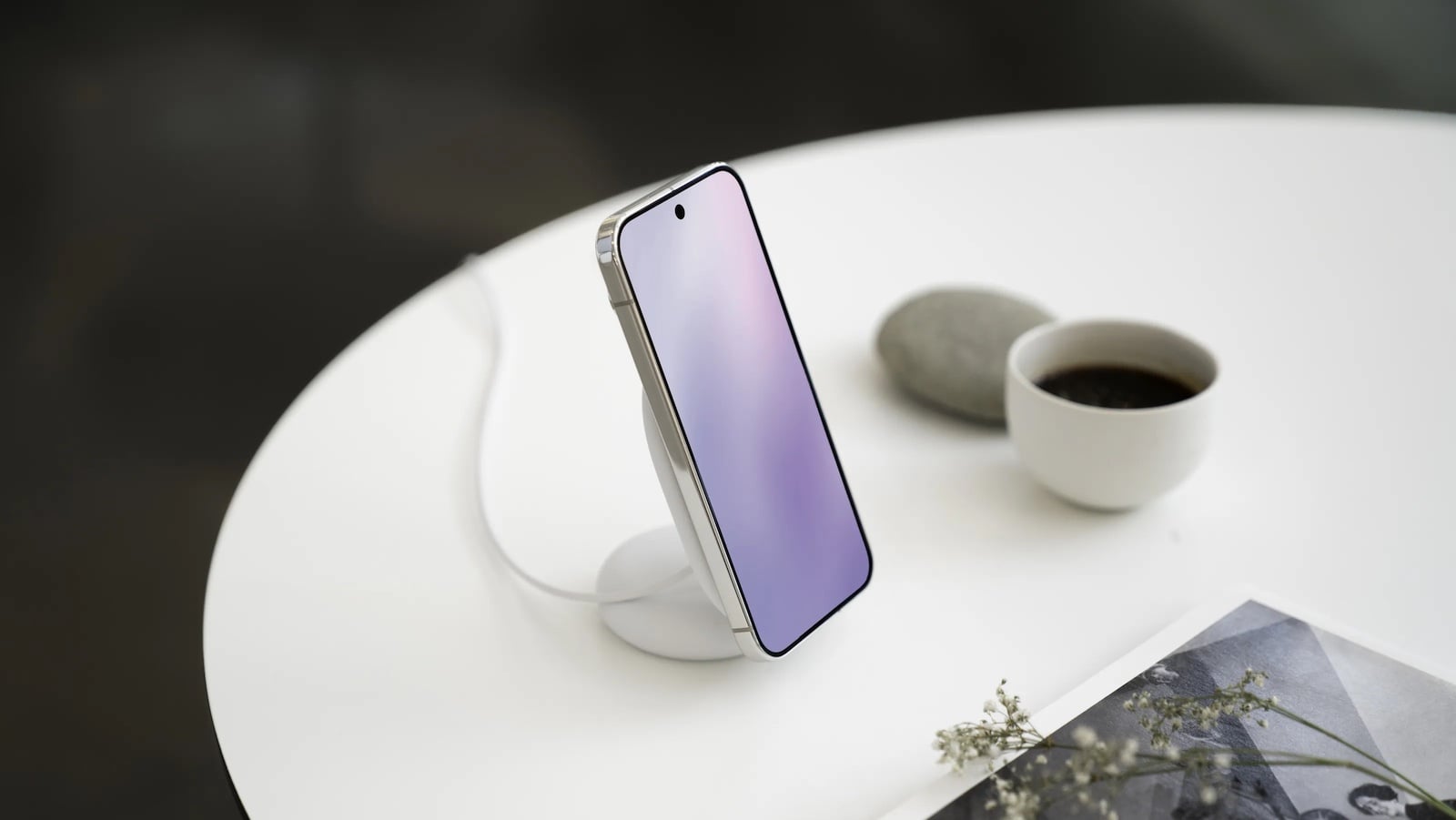 Pixelsnap-Charger-with-Stand-01.jpg