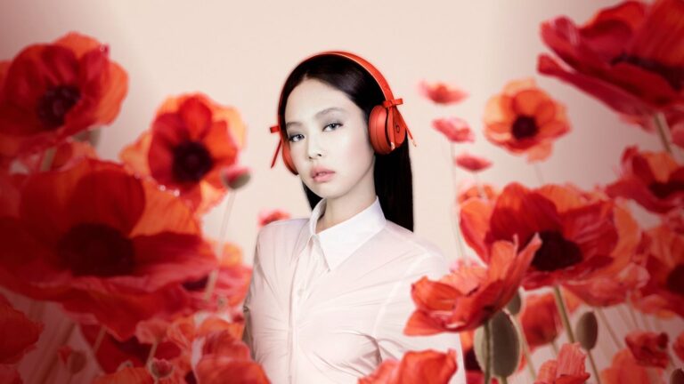 Beats-Solo-4-Jennie-Special-Edition-Ruby-Red-01.jpeg