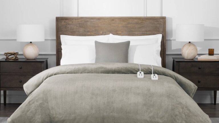 Brookstone-Electric-Heated-Plush-Blanket-01.jpg