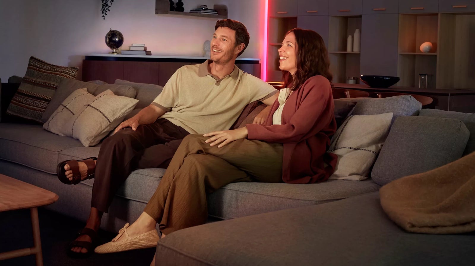 Philips-Hue-OmniGlow-Strip-01.jpg