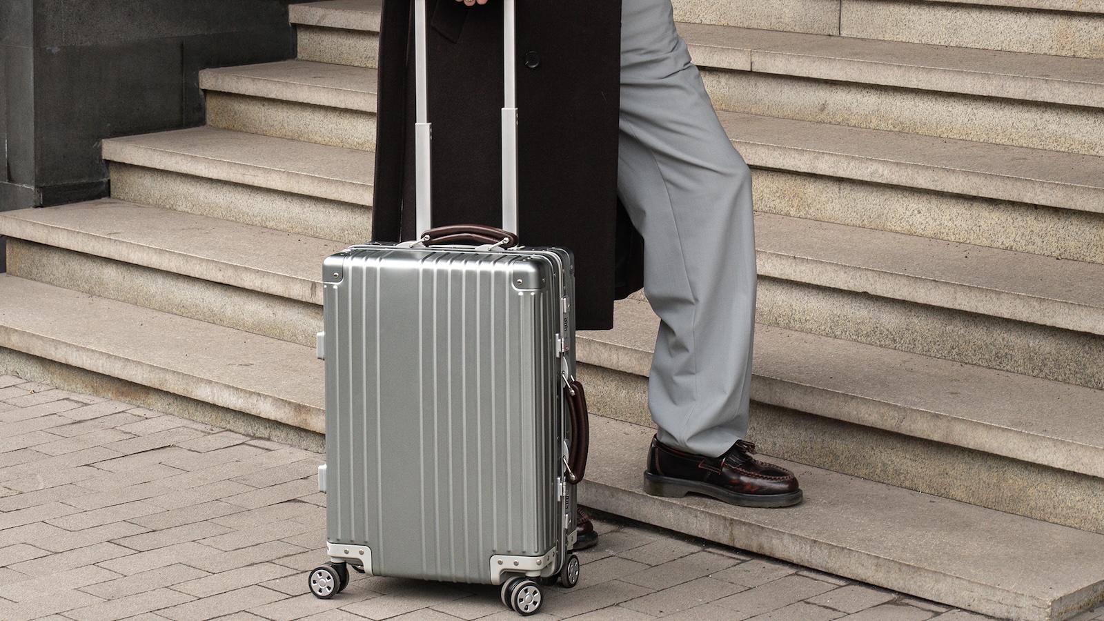 AERIONN-Forma-Titanium-Carry-On-Suitcase-01.jpeg