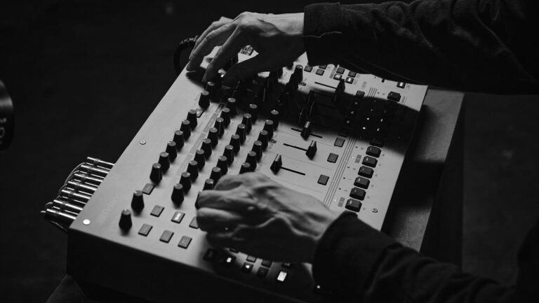 Roland-TR-1000-Drum-Machine-01-1.jpg