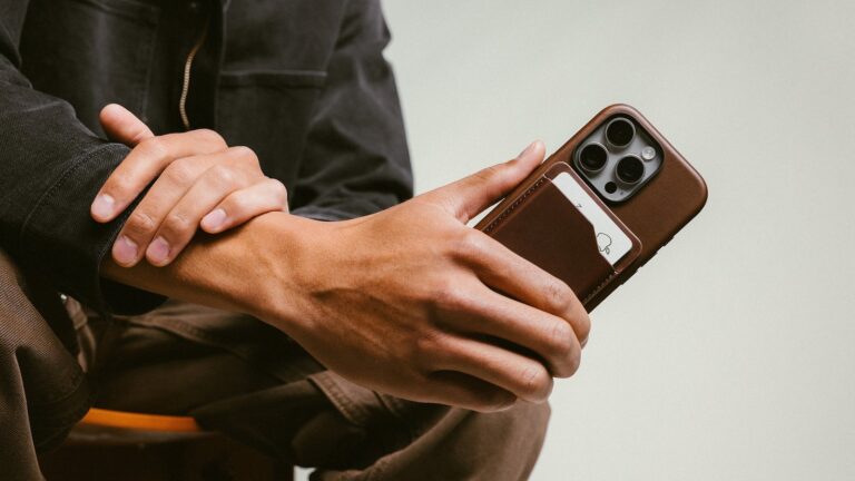 Nomad-Leather-Mag-Wallet-Find-My-Tracking-01.jpg