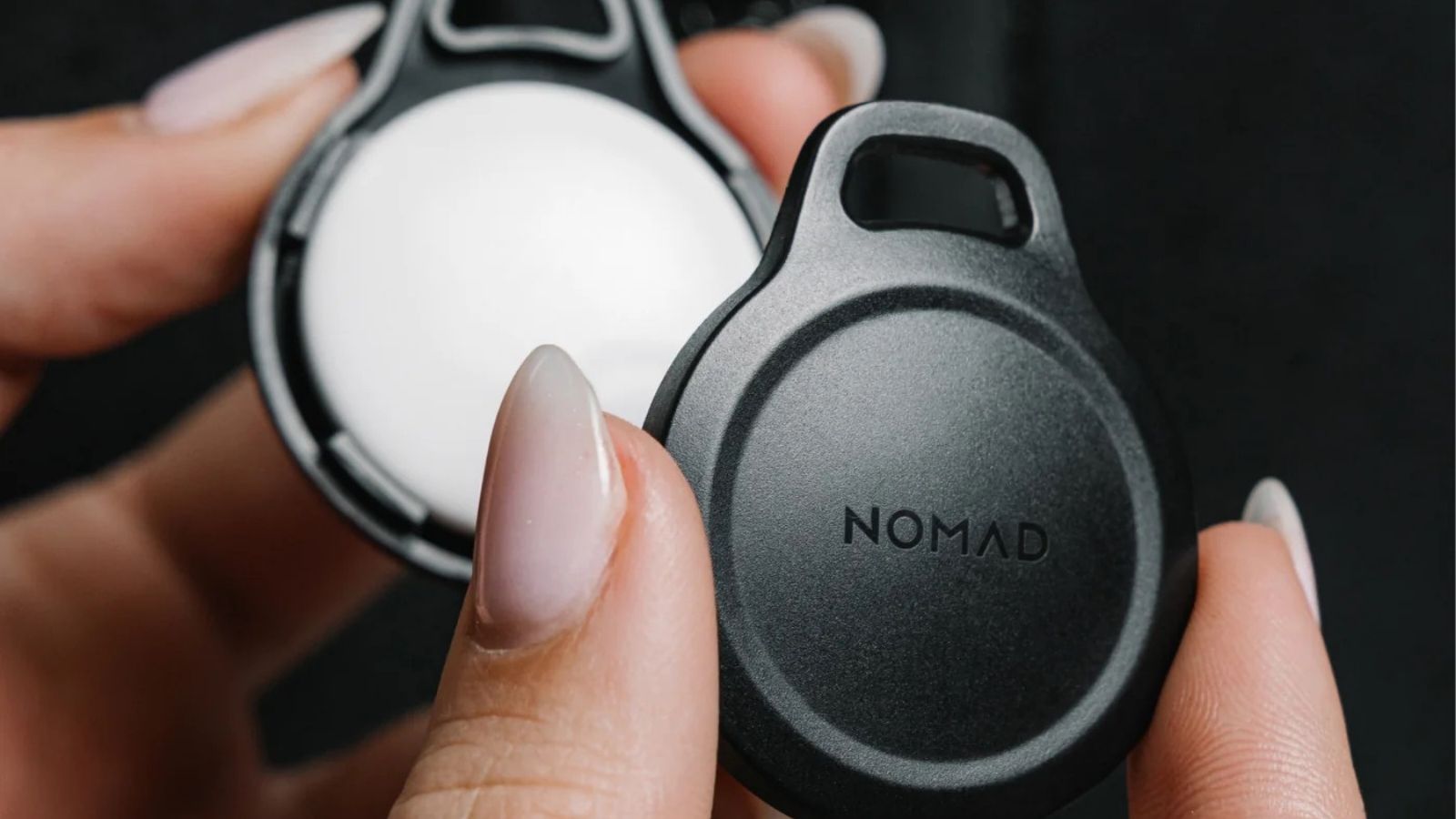Nomad-Rugged-Keychain-AirTag-02.jpg