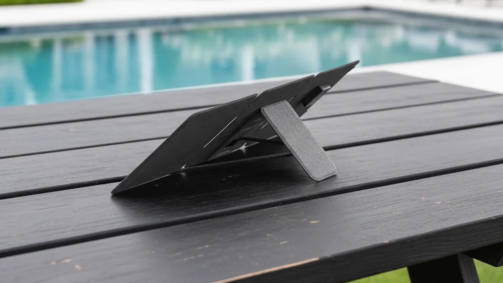 Preppi-Solar-Laptop-and-Phone-Charger-01.jpeg