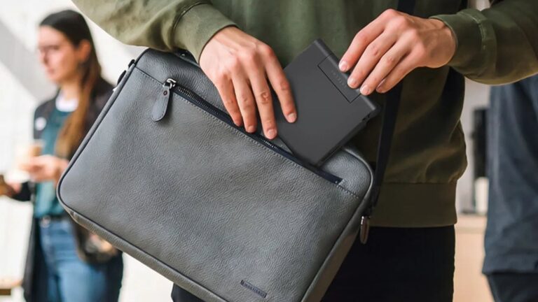 Satechi-OntheGo-Foldable-Stand-Hub-02.jpg