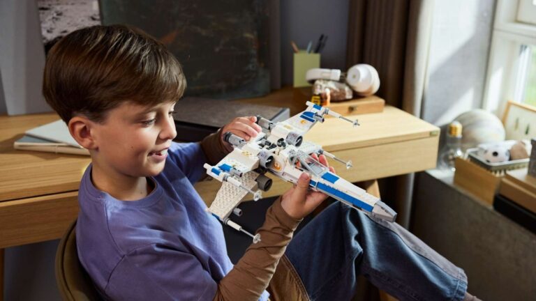 LEGO-Star-Wars-New-Republic-X-Wing-Starfighter-75460-01.jpg
