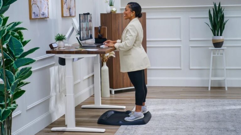 UPLIFT-V3-Standing-Desk-02.jpg