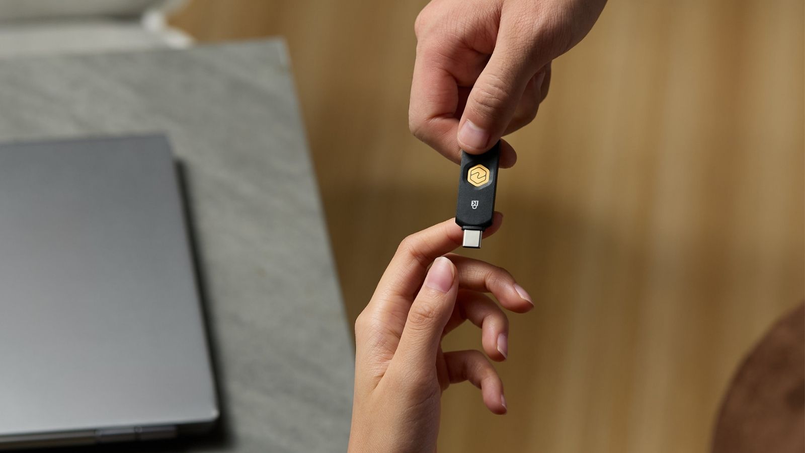 Kensington-VeriMark-NFC-USB-C-Security-Key-K64739WW-03.jpg