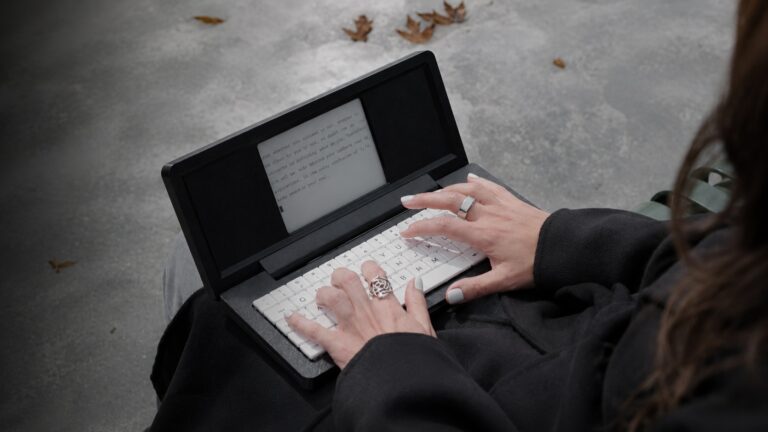 Zerowriter-Fold-E-Ink-Word-Processor-01.jpeg